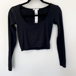 Zara black ribbed cropped long sleeve shirt. Size M-L